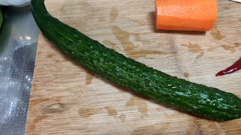爆炒鸡胸肉,黄瓜清洗备用,胡萝卜削皮洗净