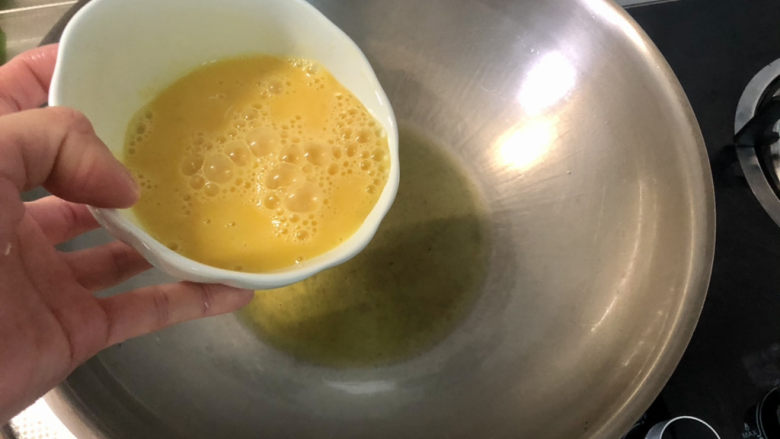 洋葱炒蛋,热锅加适量食用油,油热下蛋液