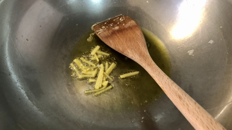 洋葱炒蛋,热锅冷油,下姜丝煸香