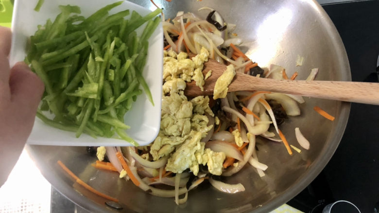 洋葱炒蛋,下青椒,翻炒均匀