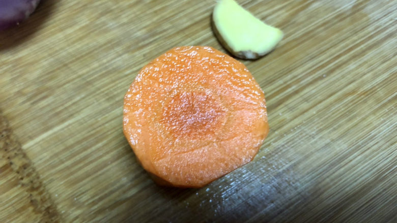 洋葱炒蛋,胡萝卜削皮洗净