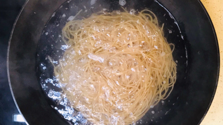 粉条韭菜鸡蛋馅饼,大火煮开,烫煮一下粉条