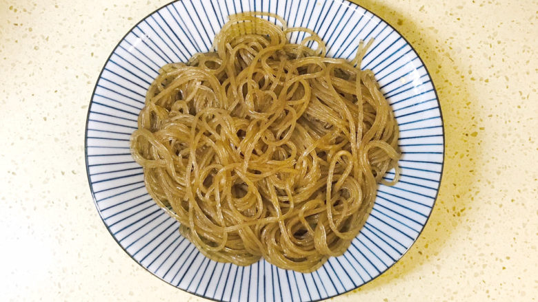 粉条韭菜鸡蛋馅饼,捡出来,控干水分