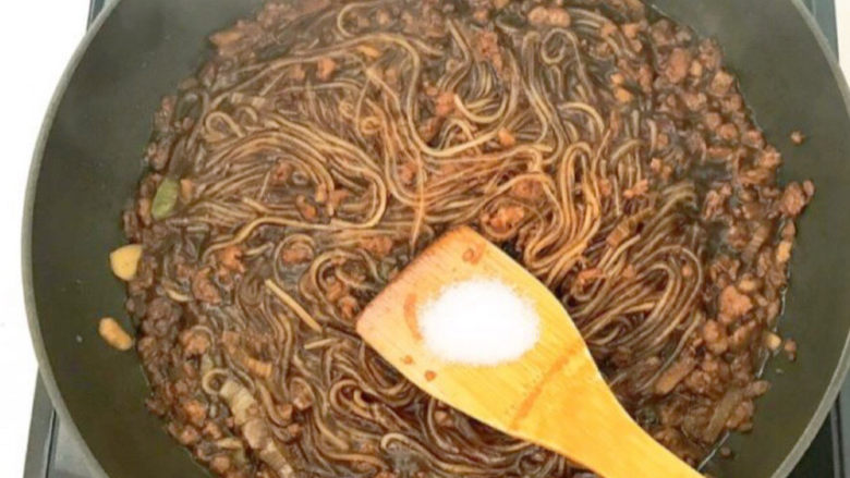 肉末粉条,加入精盐调味,翻炒均匀即可