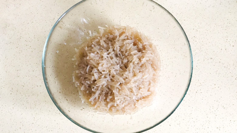粉条韭菜鸡蛋馅饼,切碎,加入玻璃盆中