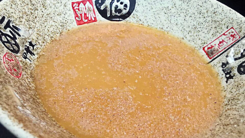 西芹炒鱿鱼,酱汁有鱼露,糖,醋,料酒,水淀粉调勺