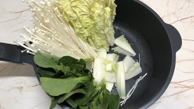 部队火锅,<a style='color:red;display:inline-block;' href='/shicai/ 7607'>小青菜</a>摘去黄叶,洗干净,码放整齐放在金针菇旁边