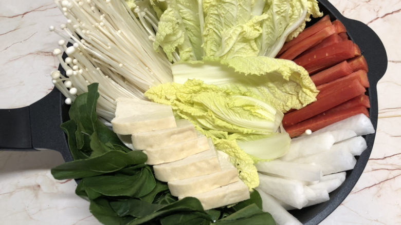 部队火锅,把菜整理一下,中间再垫一点娃娃菜
