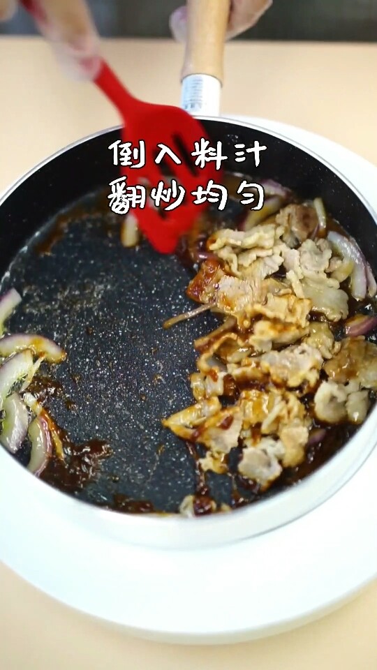 肥牛盖饭,加料汁翻炒均匀