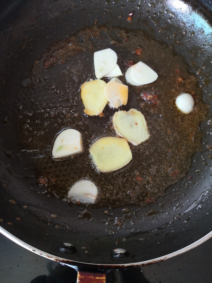 爆炒鸡胸肉,原锅放少许烧热,放姜蒜片炒出香味