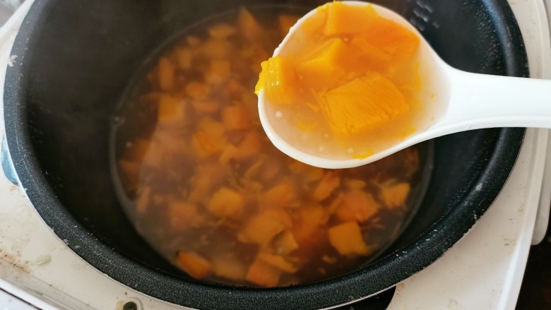 南瓜西米露,西米再一次煮开后,此时南瓜也熟了
