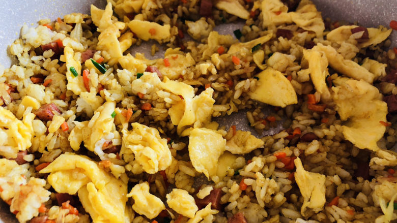 咖喱蛋炒饭,最后倒入炒好的鸡蛋、根据自己口味撒一点点食盐调味,翻炒均匀即可关火。