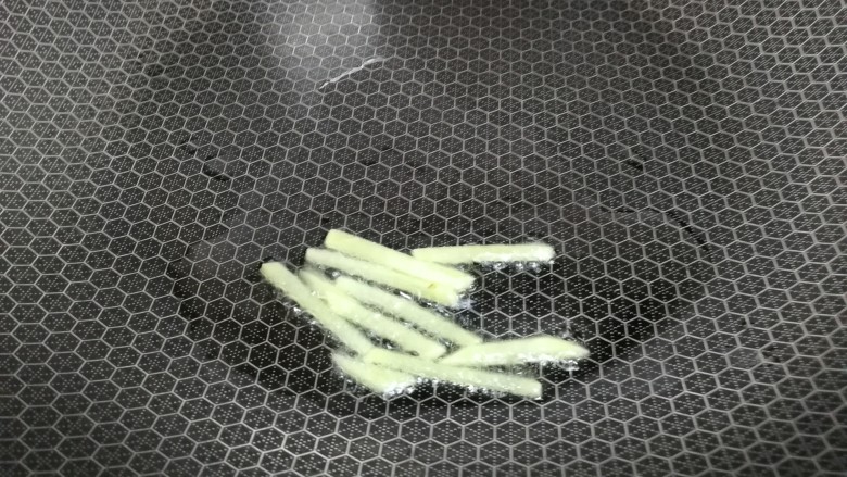 丝瓜炖豆腐,热锅倒入少量油,放入姜丝小火炒香。