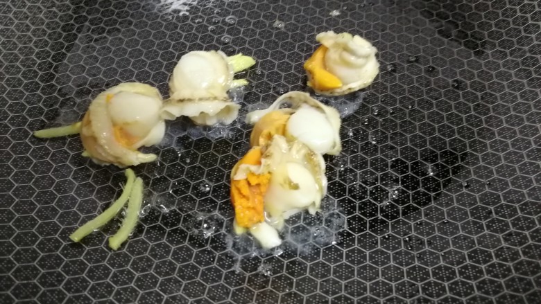 丝瓜炖豆腐,放入扇贝,文火翻炒均匀。