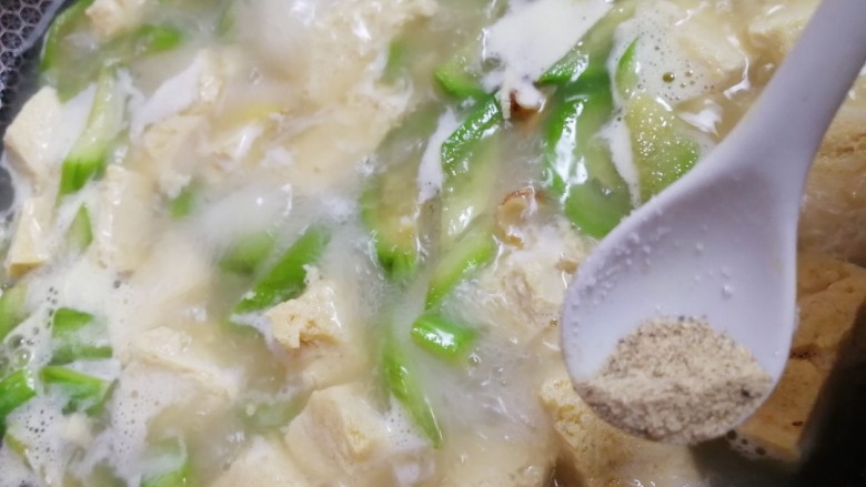丝瓜炖豆腐,放入适量<a style='color:red;display:inline-block;' href='/shicai/ 134296'>白胡椒粉</a>增香,洒上葱花即可。