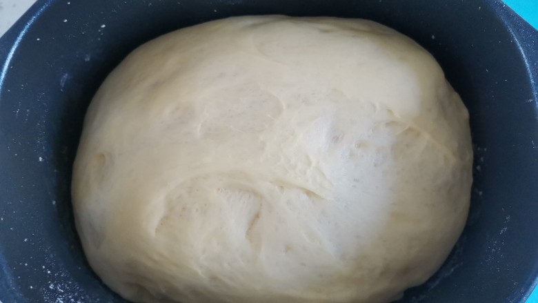 红薯牛奶面包(面包机版),发酵至原来的两杯大小