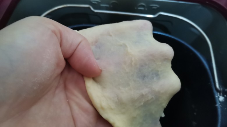 红薯辫子排包,结束后,再次启动和面程序18分钟,揉出手套膜,放在面包机内开始发酵