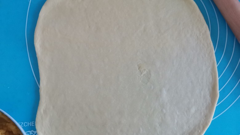 红薯牛奶面包(面包机版),发酵好后揉面排气,擀成大薄片