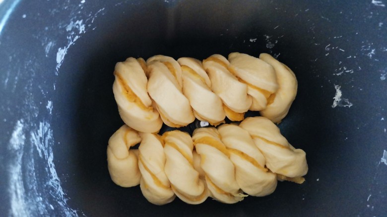 红薯牛奶面包(面包机版),用刀从中间切两半放入面包桶开始二次发酵