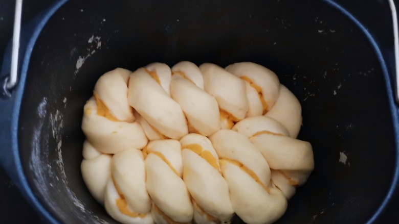 红薯牛奶面包(面包机版),发酵好后明显比之前大很多