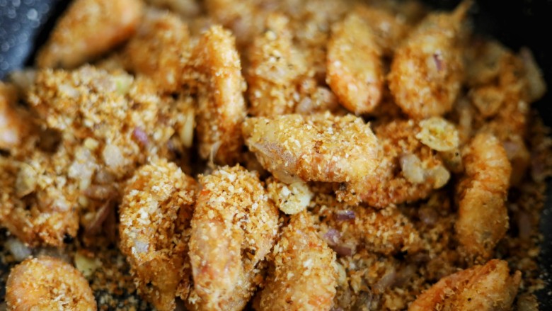 咸香酥脆,你的避风塘炒虾,11. 倒入炸好的虾关火利用余热翻炒均匀就可以出锅啦!