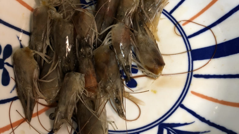 虾仁焗饭,虾头用于炸虾油,捞出后还能熬汤。