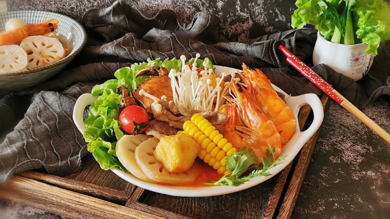 部队火锅,盛到碗里,蘸上调好的酱料更美味。