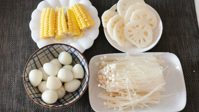 部队火锅,鹌鹑蛋煮熟去壳,<a style='color:red;display:inline-block;' href='/shicai/ 500'>玉米</a>切段,藕切片。