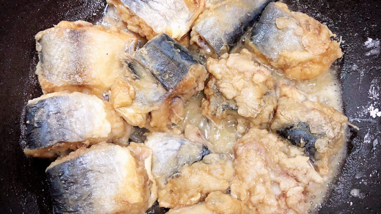 红烧鲅鱼,锅中倒入油,将裹好面的鱼块放入锅中煎至。