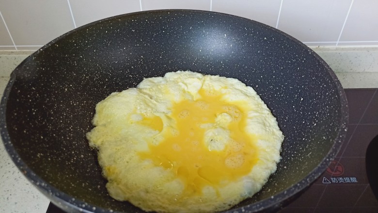 洋葱炒蛋,锅里加上少许食用油,油热开大火放入蛋液。