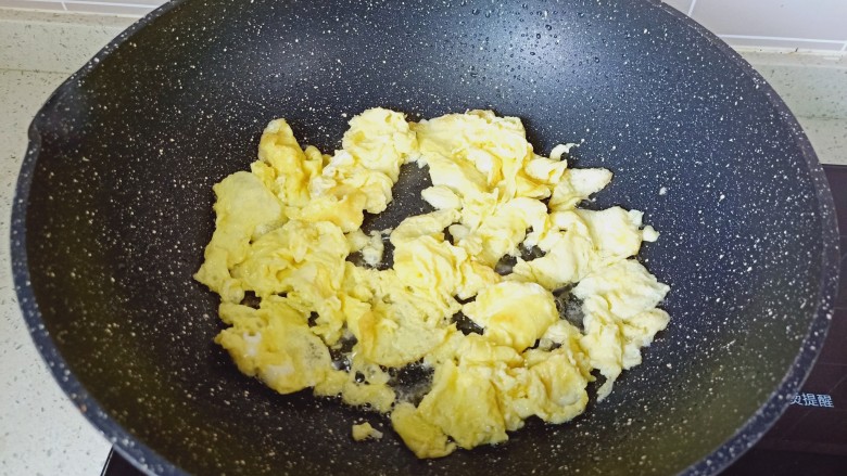 洋葱炒蛋,等鸡蛋液凝固,用筷子快速把鸡蛋搅散。