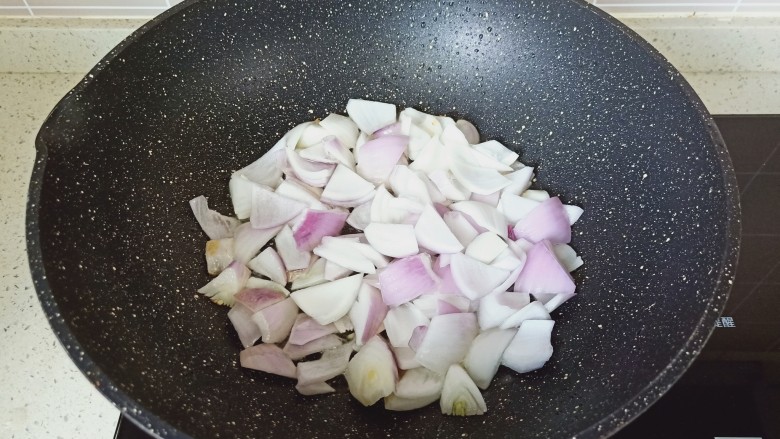 洋葱炒蛋,锅里重新加入食用油,放入洋葱煸炒一会儿。