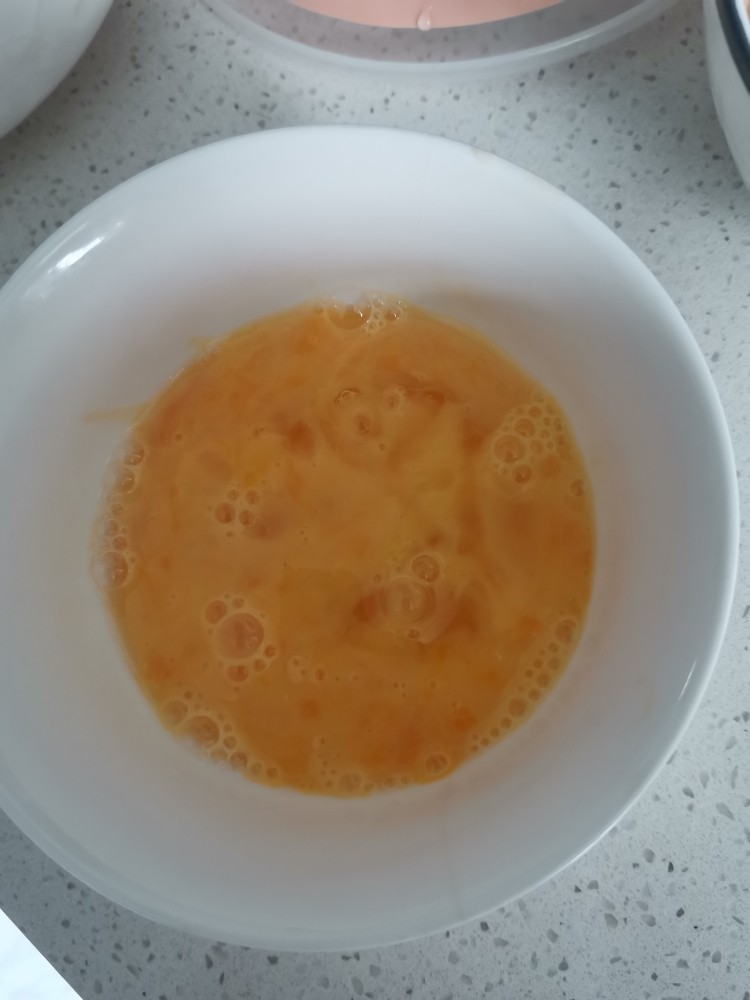 蛋炒饭,<a style='color:red;display:inline-block;' href='/shicai/ 9'>鸡蛋</a>加一点水打散