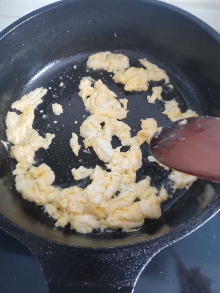蛋炒饭,起锅底油炒鸡蛋