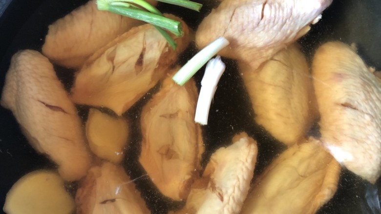 可乐鸡翅(超成功的做法,建议收藏),步骤2捞出的鸡翅可以用温水冲洗,也可以不
冲洗,我觉得影响不大,我做的时候没
冲洗!捞出来直接下锅了