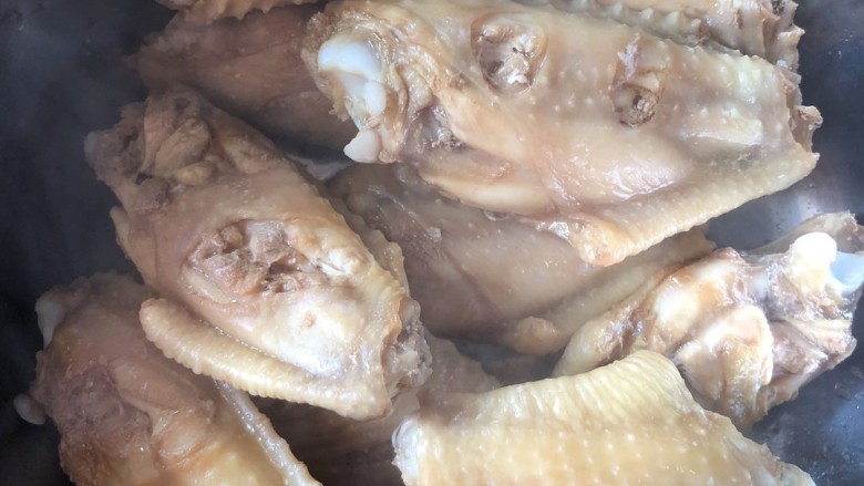 可乐鸡翅(超成功的做法,建议收藏),步骤3捞出的鸡翅可以用温水冲洗,也可以不
冲洗,我觉得影响不大,我做的时候没
冲洗!捞出来直接下锅了