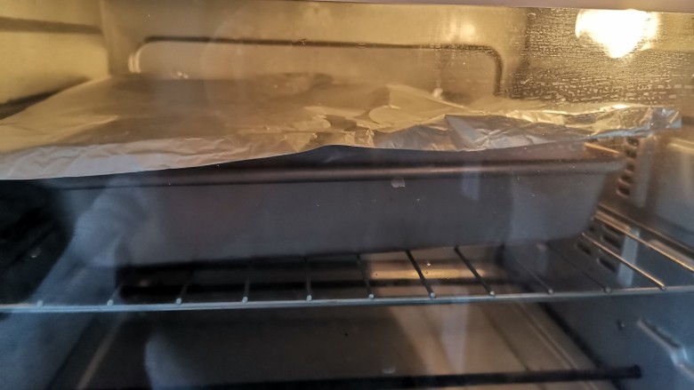 红薯辫子排包,送入预热好的烤箱,上下火180度烤20分钟,最后几分钟观察面包上色可以了,盖上锡纸,防止烤糊,颜色烤深
