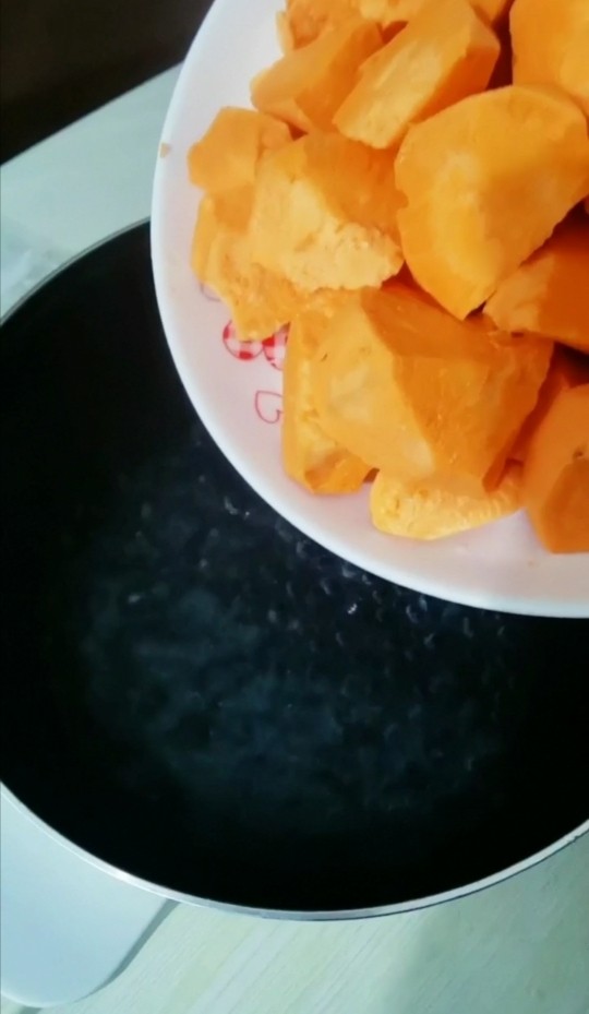 拔丝红薯,锅烧开水,放入地瓜焯六成熟