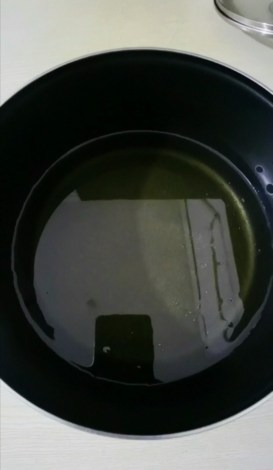 拔丝红薯,锅烧热,放入食用油