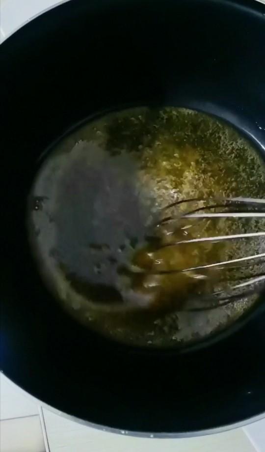 拔丝红薯,熬制香油色,关小火