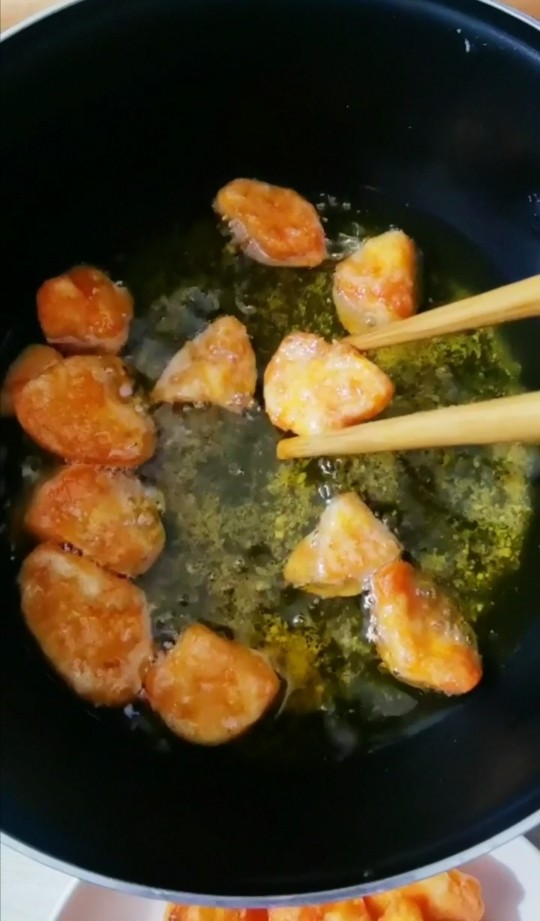 拔丝红薯,锅烧热,放入食用油,倒入红薯炸制金黄即可