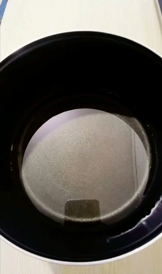 韭菜鸡蛋生煎包,锅烧热,放入食用油