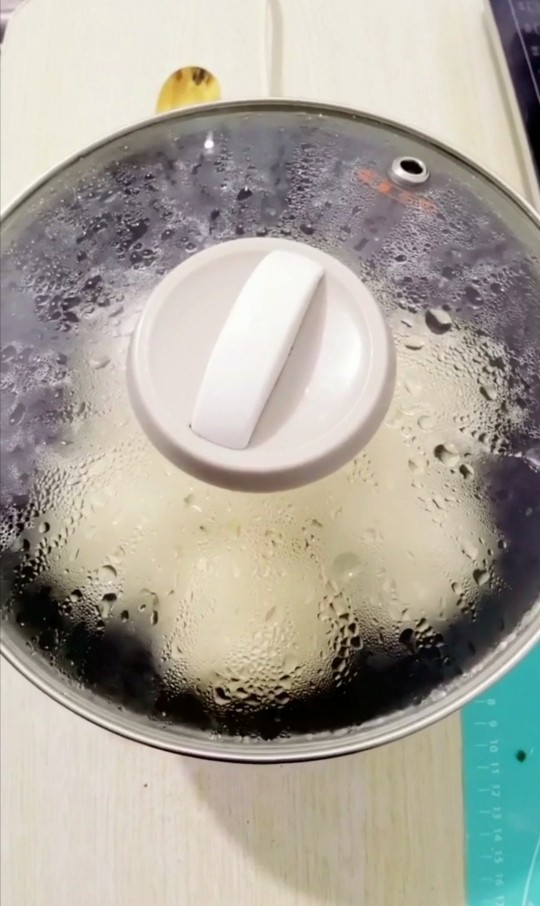 韭菜鸡蛋生煎包,盖上盖,蒸十五分钟