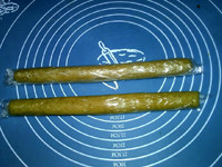 板栗饼,整形成1.5-2厘米粗的长条,包上保鲜膜,放入冰箱冷冻至硬