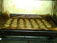 板栗饼,放入烤箱,中层,上下火180度,烤15-20分钟
