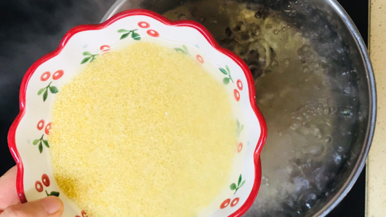 红豆小米粥,加入已经清洗干净的小米,继续大火煮沸