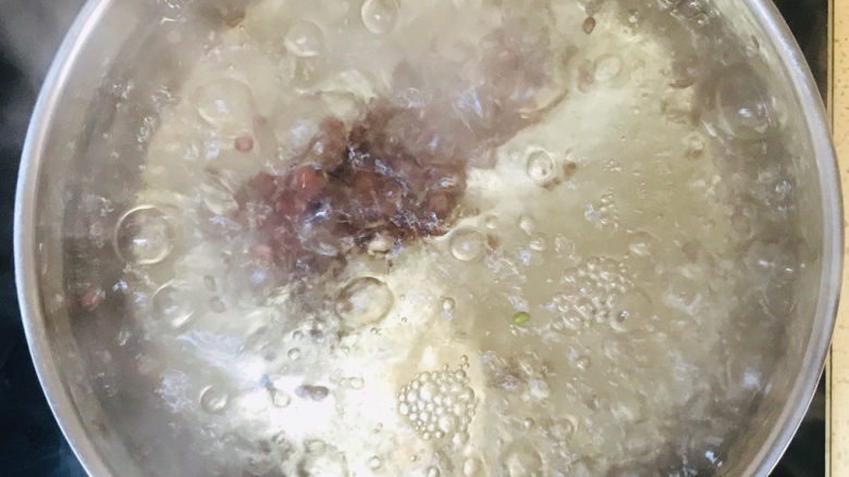 红豆小米粥,大火烧开,煮大约两分钟