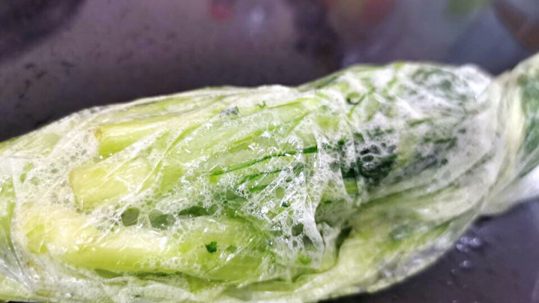 雪菜四季豆,揉搓至变色,也涨出水,包好放置一夜
