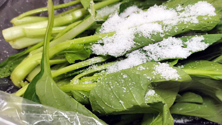 雪菜四季豆,扎好袋口,开始揉