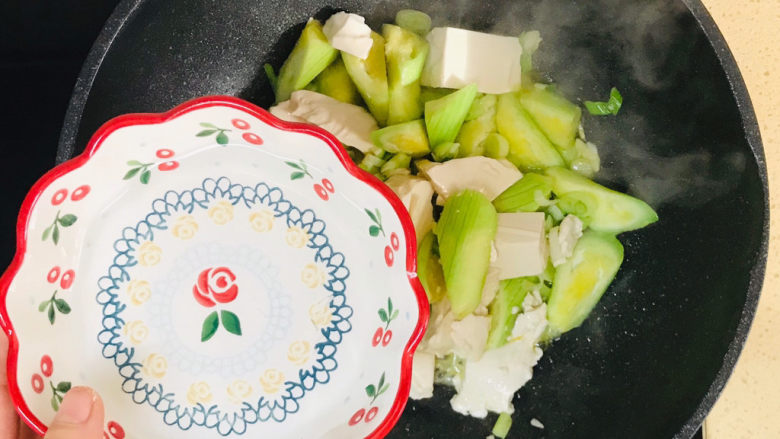 丝瓜炖豆腐,轻微翻炒均匀,加一碗清水,烧开
